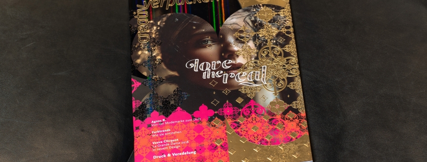 Abbildung des Covermotives auf dunklem Hintergrund mit aufwändiger Druckveredelung