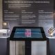 Frontalansicht der Präsentation mit Hands-on Modul, interktivem Display und Dekorwürfel